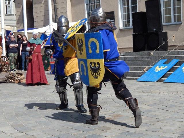 Wielkim zainteresowaniem opolan od lat cieszą się pokazy walk bractw rycerskich.