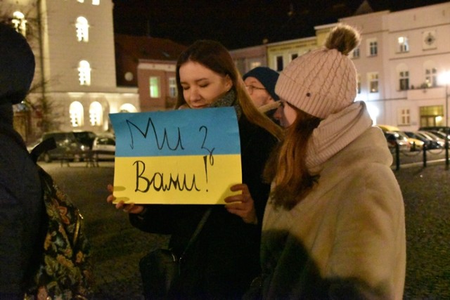 Śremianie i Ukraińcy na śremski rynku w pokojowym proteście przeciwko wojnie na Ukrainie. Nie brakowało łez i wzruszeń