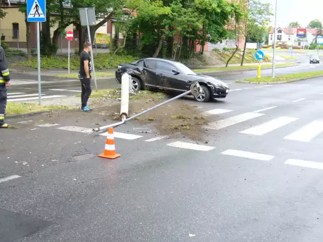 Żory: kolizja Jana Pawła II. Mazda uderzyła w latarnię