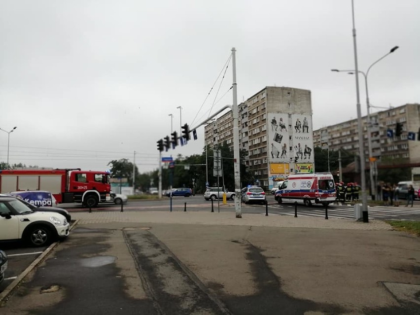 Wrocław. Uwaga kierowcy. Wypadek na skrzyżowaniu ulic Rybackiej i Legnickiej (ZOBACZ ZDJĘCIA)