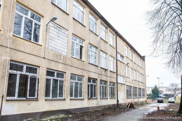 W dawnej siedzibie gimnazjum przy ulicy Kujawskiej trwa remont. Budynek będzie siedzibą przedszkola oraz poradni psychologiczno - pedagogicznej.