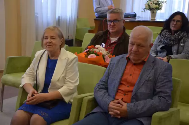 Wiceburmistrz Oleśnicy Edyta Małys Niczypor wręczała dostojnym jubilatom z okazji Złotych Godów medale za wieloletnie pożycie małżeńskie przyznane przez prezydenta RP