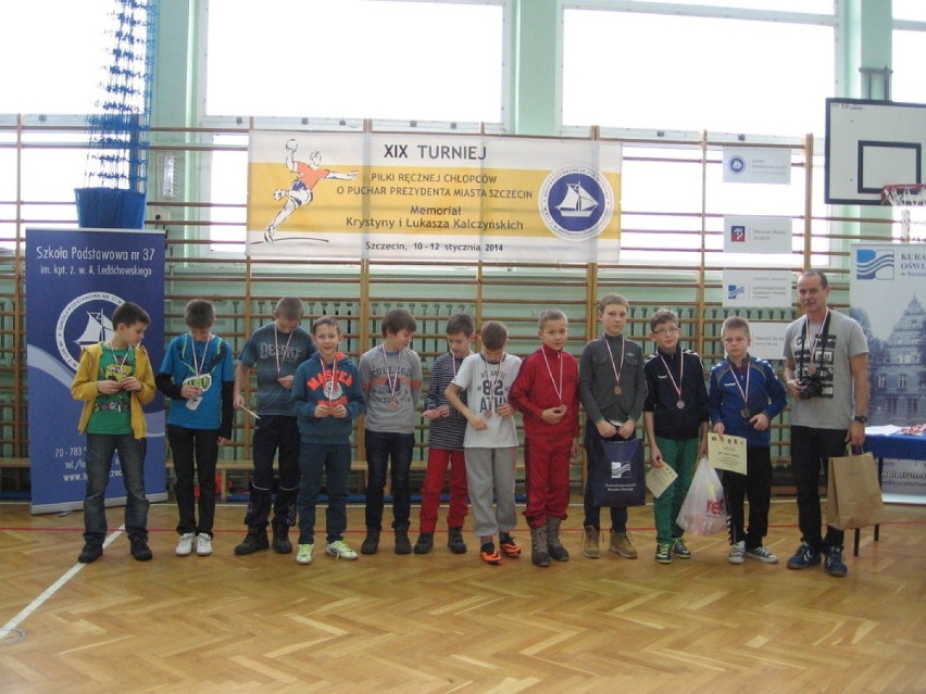 Dwa medale drużyn UKS Trops Kartuzy na turnieju w Szczecinie