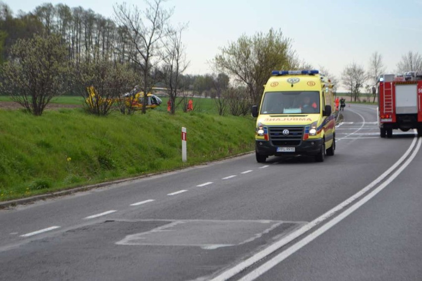 Wypadek w Pleszewie - auto dachowało i stanęło w ogniu