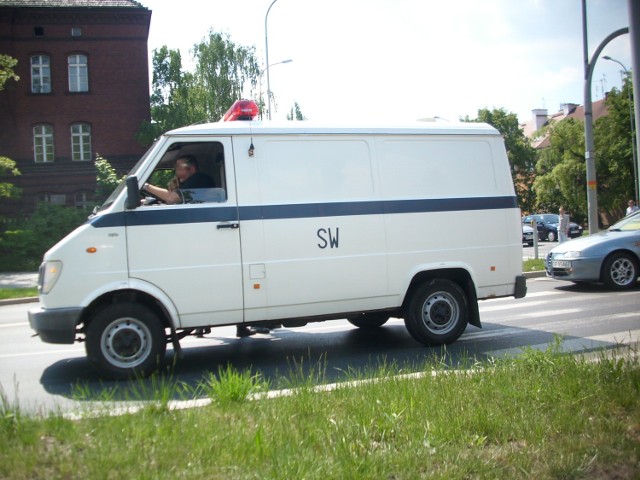 Auto na sygnale spokojnie blokowało pas jednego z bardziej ruchliwych skrzyżowań