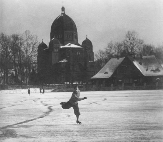 Zamarznięty stawek Barlickiego. Każdej zimy urządzano na nim zawody łyżwiarskie. W 1933 roku stała jeszcze Franz Jankowski. sygagoga (w głębi), którą hitlerowcy podpalili w 1938 roku podczas "nocy kryształowej".