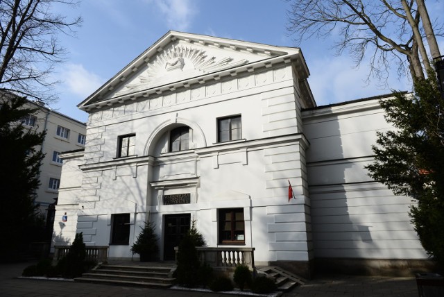 Warszawska Opera Kameralna została założona w 1961 roku. W 1986 roku przeniosła się do własnego teatru przy Al. Solidarności. Jest to zabytkowy budynek z 1775 r., który był wcześniej siedzibą Studenckiego Teatru Satyryków (STS).