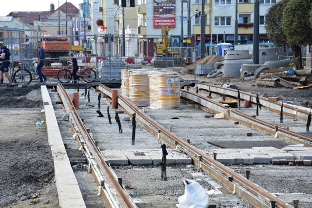 Wciąż trwa remont ulicy Sikorskiego, a także torowisk w mieście. Początkowo mówiło się, że tej jesieni gorzowianie wsiądą już do tramwajów. Teraz jest pewne, że nie będzie to możliwe. Zobaczcie na jakim etapie są prace remontowe na Sikorskiego od katedry do urzędu miasta. Jak oceniacie efekty prac?

Autor zdjęć uważa, że remont tej ulicy będzie powtórką z remontu ulic Warszawskiej i Walczaka. 

WIDEO: Ulica Sikorskiego skrywała... filiżanki i talelrze


POLECAMY RÓWNIEŻ PAŃSTWA UWADZE:
Prace na szczycie katedry w Gorzowie z naprawdę bliska! 

