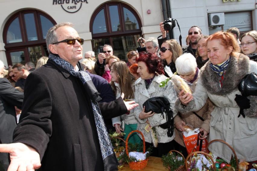 Kardynał Stanisław Dziwisz poświęcił w Wielką Sobotę, 7...