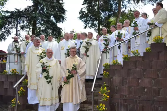 Niezwykłą uroczystość obchodziła parafia w Kiełpinie. Po 25 latach odprawili tu mszę św. księża wyświęceni w 1992 r. w Pelplinie.