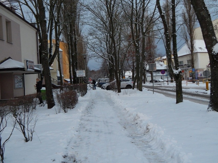 Ustka zasypana śniegiem. Na ulicach miasta zimowe warunki [ZDJĘCIA]