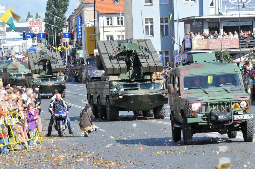 Pojazdy wojskowe zwykle kończą barwny korowód.