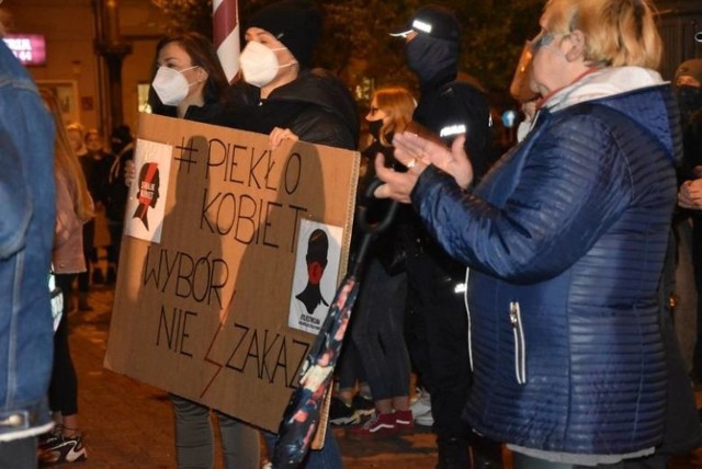 Pod koniec października 2020 roku w Grudziądzu w protestach Grudziądzkiego strajku Kobiet brało udział kilkaset osób