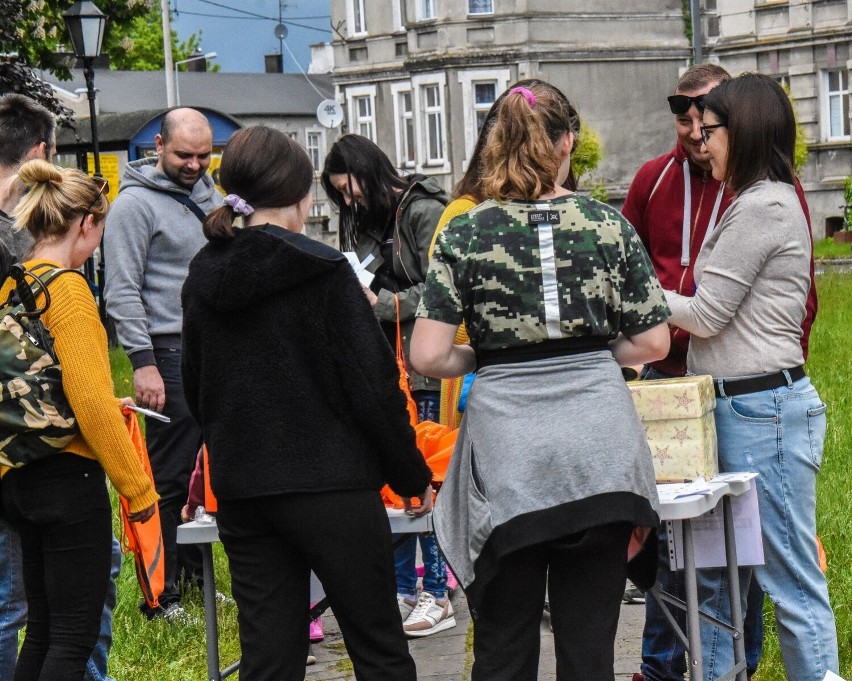 Szamotuły. Łowcy zagadek wyruszyli na miasto! Świetna zabawa w strugach deszczu [ZDJĘCIA]