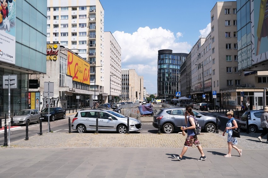 Tak obecnie wyglądają chodniki na ulicy Złotej. Wąskie i w...