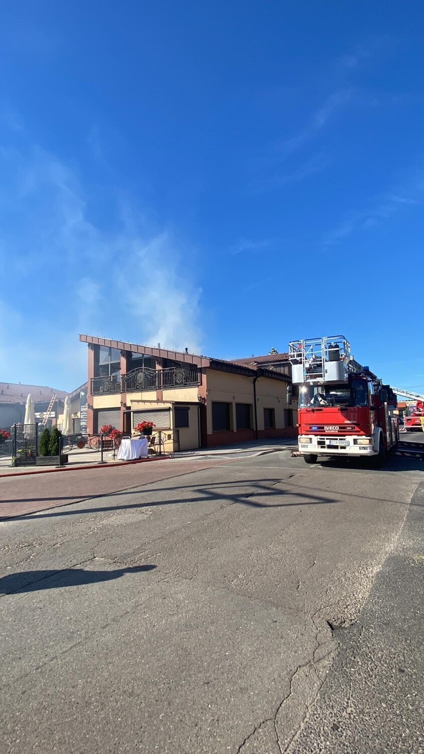 Pożar restauracji w Kaletach - płonęła GOŚCINNA. W akcji gaśniczej brało udział siedemnaście zastępów straży pożarnej - ZDJĘCIA
