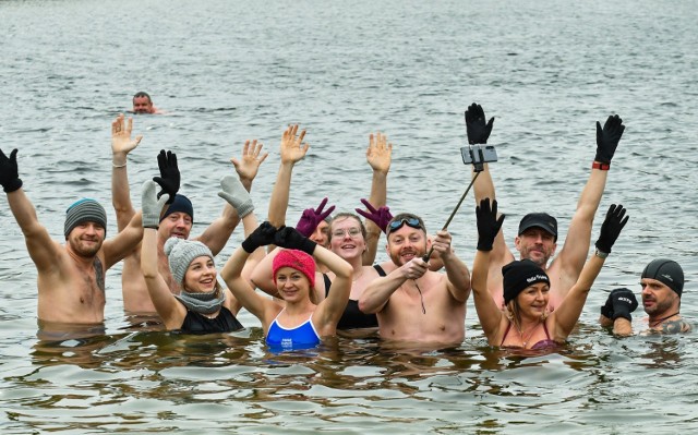 Morsy z Bydgoszczy jak co niedzielę w samo południe zebrały się na plaży w Pieckach. Pomimo silnego wiatru była tradycyjna kąpiel w Jeziorze Jezuickim i dobra zabawa. 

Na kolejnych stronach zdjęcia z kąpieli oraz spotkania na plaży>>>