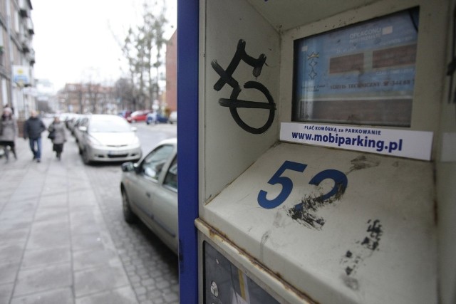Gdańsk jest jedenastym polskim miastem, które wprowadziło aplikację mobiParking, dzięki której za korzystanie ze Strefy Płatnego Parkowania można płacić wysyłając SMS. Kierowca musi jednak wcześniej założyć specjalne konto i przelać na nie środki. Później, gdy będzie chciał zaparkować,  wystarczy, że wyśle tekstową wiadomość z odpowiednim kodem dla miejsca w którym się zatrzymał, a rozpocznie się naliczanie  opłaty. Musi jeszcze umieścić w samochodzie naklejkę lub kartkę informującą, że korzysta z usługi, a gdy będzie odjeżdżał - wysłać wiadomość o zakończeniu parkowania.  

Choć wydaje się to trochę skomplikowane, zdaniem niektórych przyzwyczajenie się do systemu jest mniej czasochłonne, niż szukanie parkomatu i drobnych w portfelu.

Sprawdź jak zapłacić za parkowanie SMS-em