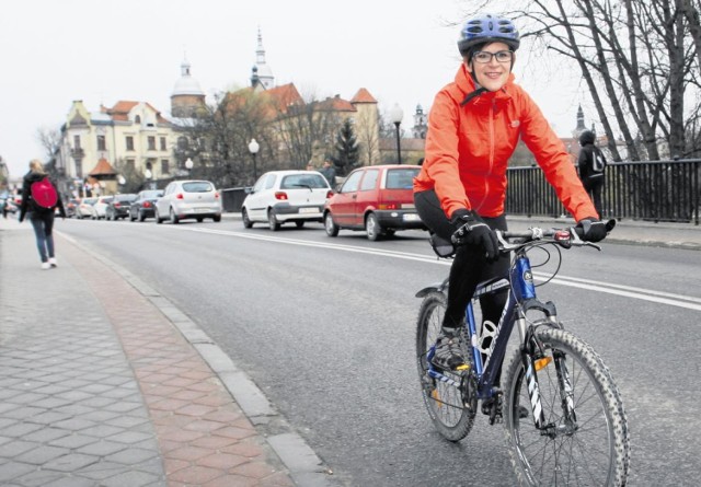 Małgorzata Przybylska z Nowego Sącza jeździ na rowerze już wiele lat. Sądeczanka uważa, że w mieście brakuje ścieżek rowerowych,  a te, które są, nie łączą się ze sobą, a jazda jest wyczynem