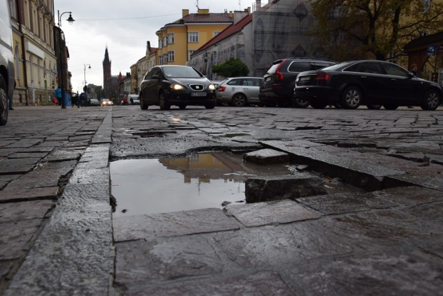 Po poprzednim remoncie, ulica Krakowska totalnie się rozsypała. Dzisiaj straszą po niej dziury i zapadliska w kostce