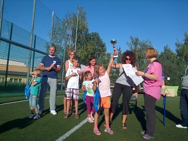 Rodzinny Dzień Sportu w Lubiszewie - zwycięzcy turnieju dla rodzin otrzymali puchar