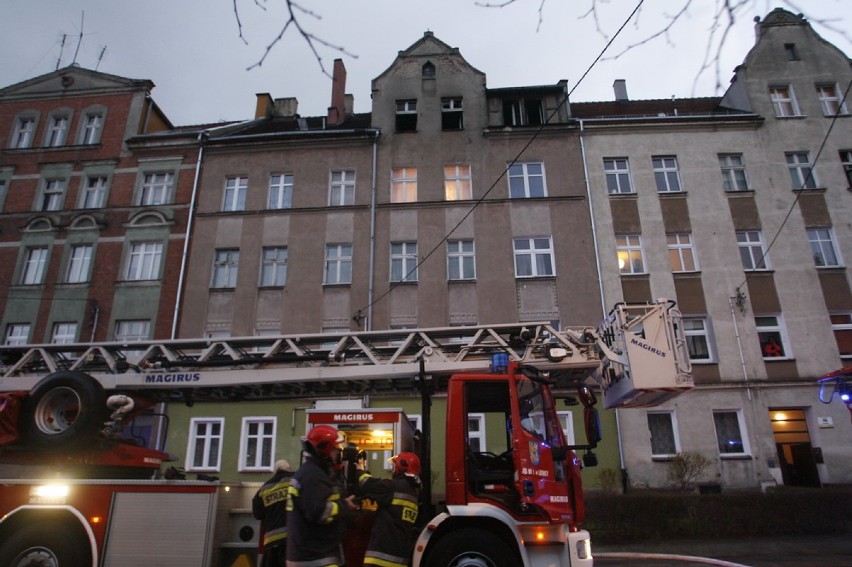 Pożar mieszkania w Legnicy (ZDJĘCIA)