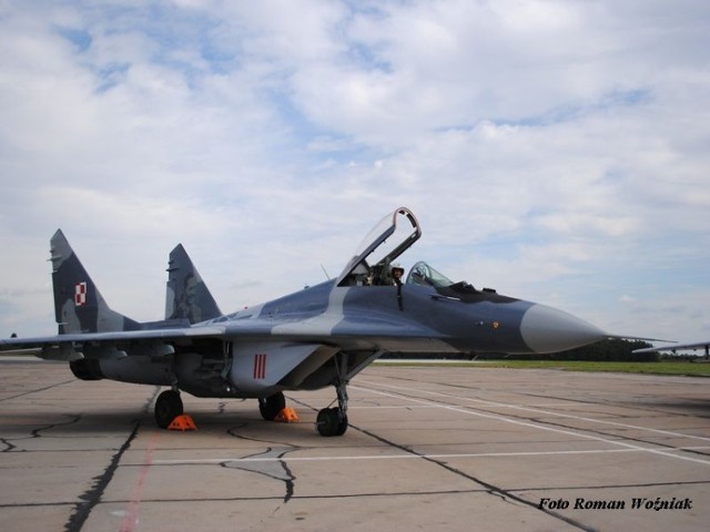 Samolot MiG-29 nr 111 na lotnisku w Dęblinie. Sześć takich samolotów w samo południe 28.08 przeleci nad Polem Mokotowskim w Warszawie.