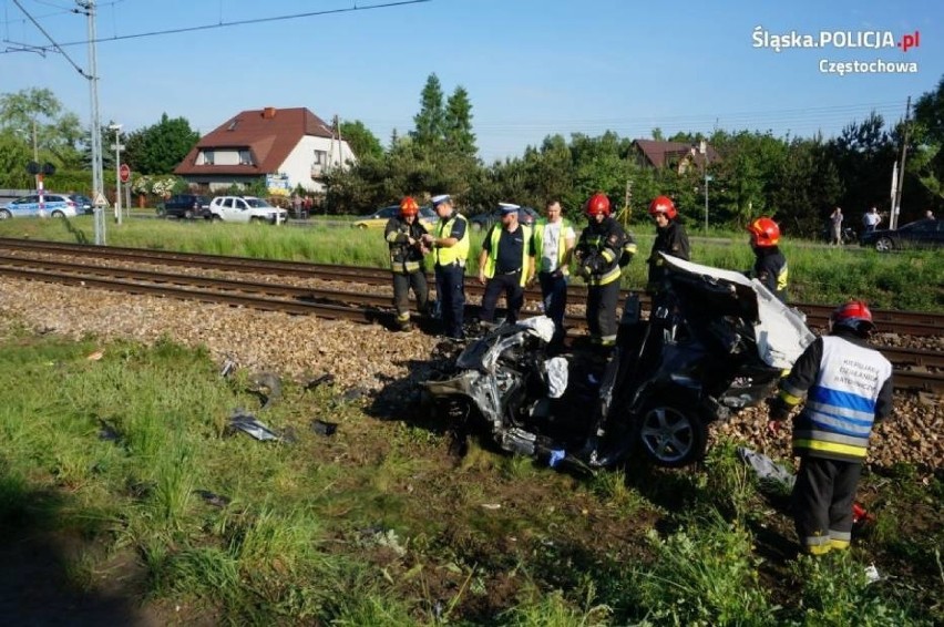 Tragiczny wypadek w Blachowni. Samochód osobowy wjechał pod pociąg. Drastyczny film ze zderzenia [FILM, ZDJĘCIA]