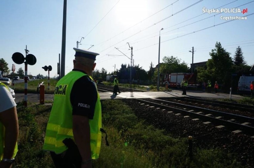 Tragiczny wypadek w Blachowni. Samochód osobowy wjechał pod pociąg. Drastyczny film ze zderzenia [FILM, ZDJĘCIA]