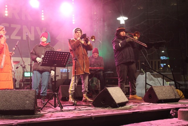 Na scenie na placu Jagiellońskim, podczas Jarmarku Świątecznego w Radomiu, wystąpił radomski zespół Flying Jazz Band.