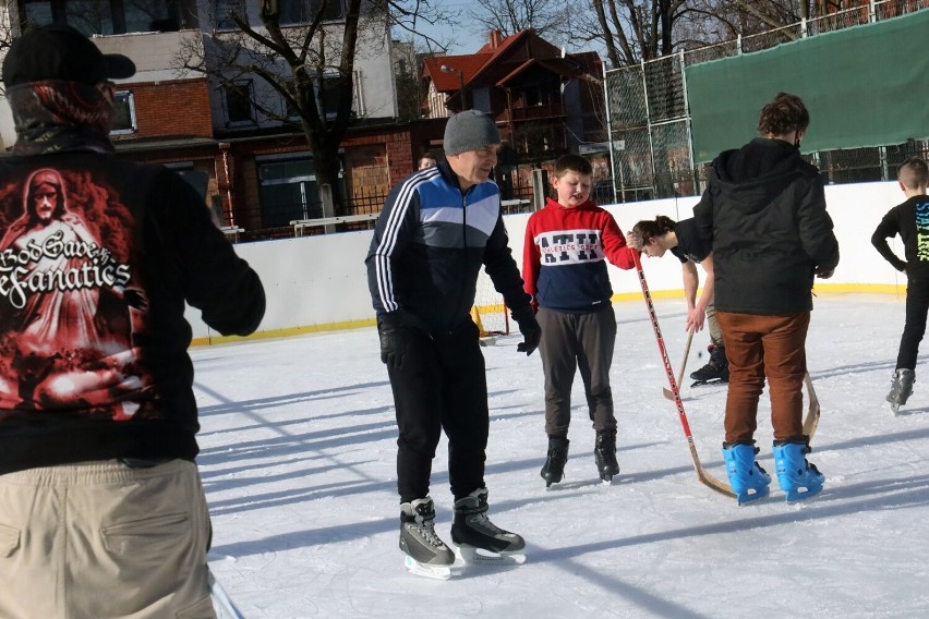 Ferie 2022. Sporo łyżwiarzy na lodowisku Ośrodka Sportu i Rekreacji Legnicy