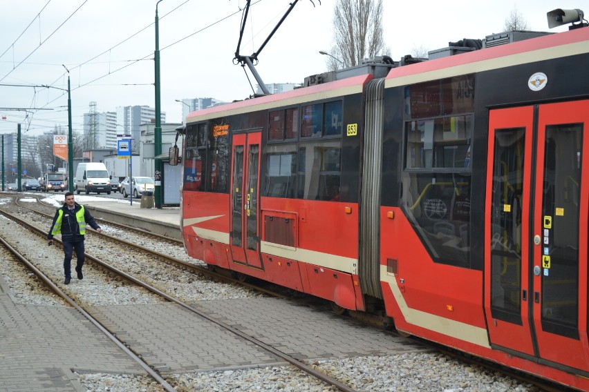 Praca służb na miejscu wypadku