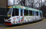 Gdańsk promuje nowy system segregacji śmieci. Po torach jeździ ekologiczny tramwaj.