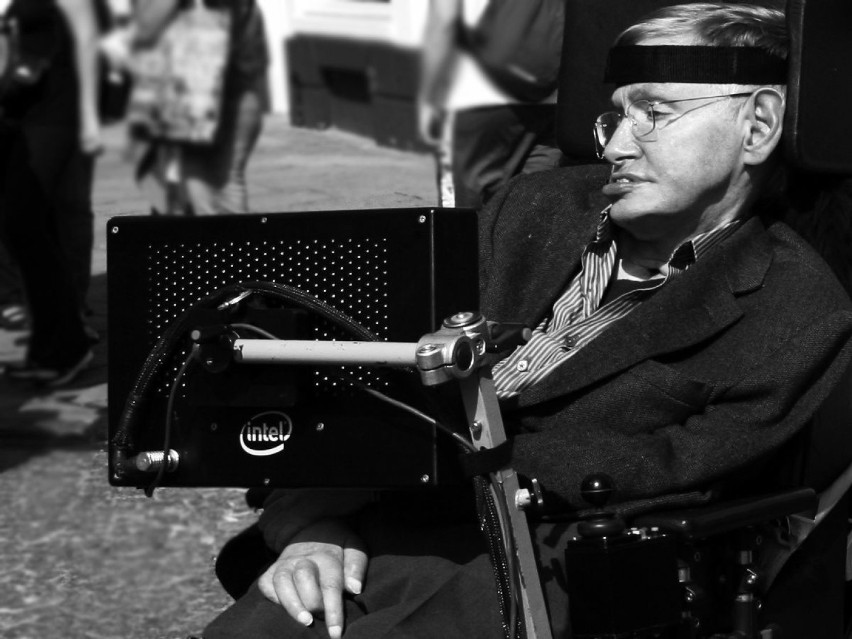 Stephen Hawking nie żyje. Zmarł w środę (14 marca)) nad...
