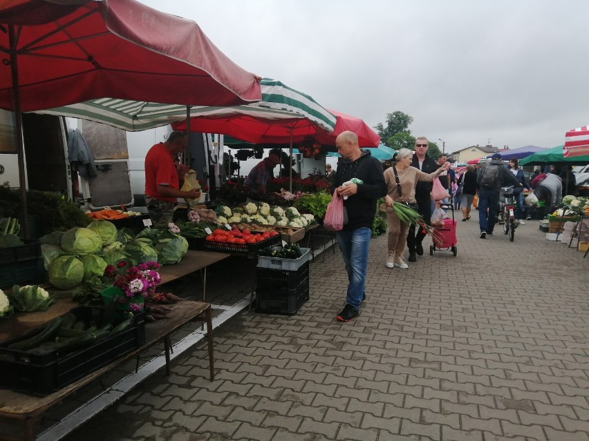 Deszczowa sobota na targowisku w Skierniewicach. Chętnych do zakupów nie brakowało