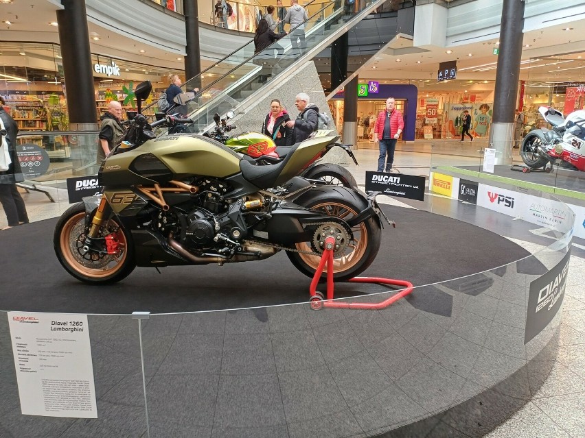 W Galerii Krakowskiej można oglądać wystawę motocykli.