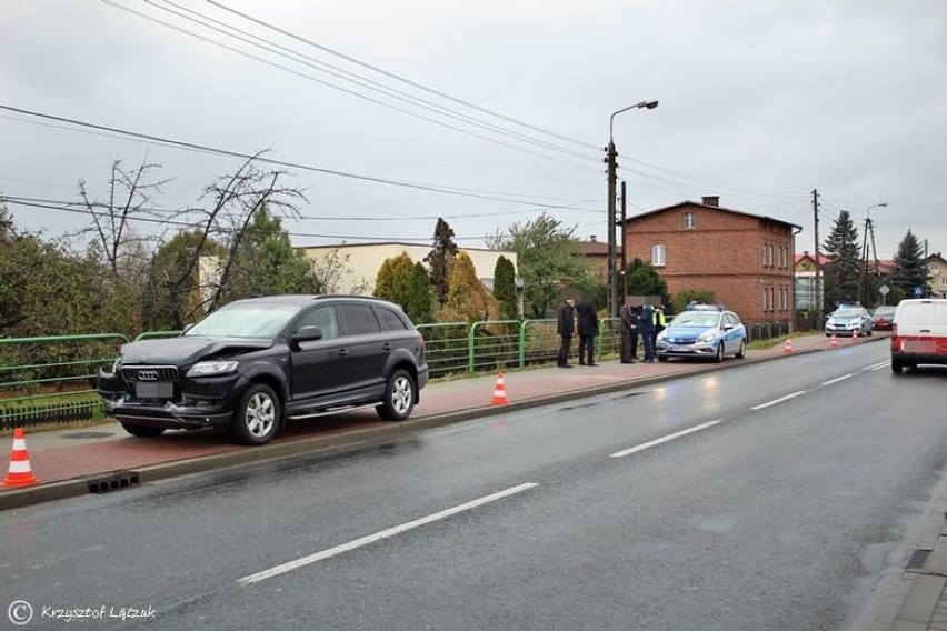 Wypadek samochodu Beaty Szydło w Imielinie [ZDJĘCIA]. Kolumna rządowa nie wyhamowała przed przejściem