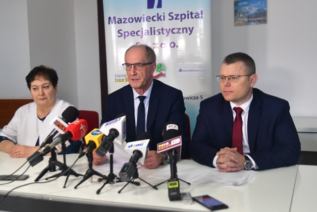 Od lewej: Ewa Golonka, Krzysztof Zając i Łukasz Skrzeczyński. Mówili oni o tym, że w szpitalu brakuje podstawowych materiałów do ochrony zdrowia.