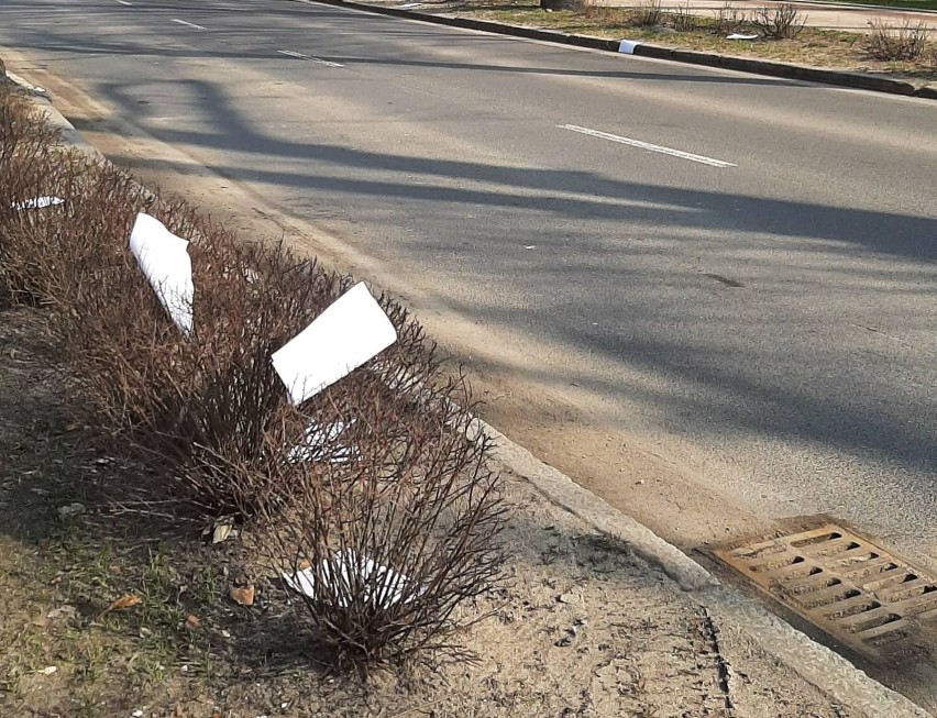 Dokumenty walały się na ulicy Koszalińskiej w Szczecinku. Ktoś zgubił? [zdjęcia]