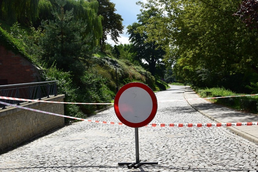 Sandomierz nadal walczy ze skutkami nawałnicy. Trzeba jak najszybciej udrożnić ulicę Podwale Górne i dojazd do Starego Miasta   