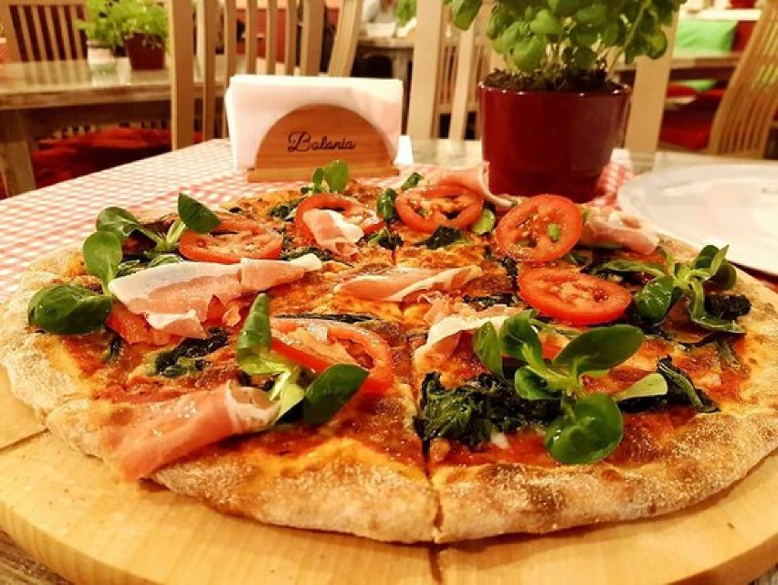6. Specjalnością pizzerii Capri jest pizza, ale zjemy tam...