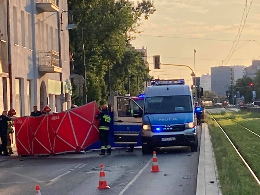 Śmiertelny wypadek na ulicy Grochowskiej w Warszawie. Nie żyje motocyklista. Kierowca osobówki uciekł z miejsca zdarzenia. Szuka go policja