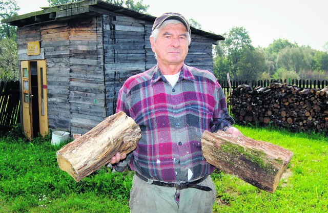 Mokre drewno mogę teraz wyrzucić - mówi pan Józef