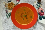 Sycąca zupa pomidorowa z ciecierzycą na obiad. Idealny przepis na rozgrzewające danie. To danie nasyci na długo