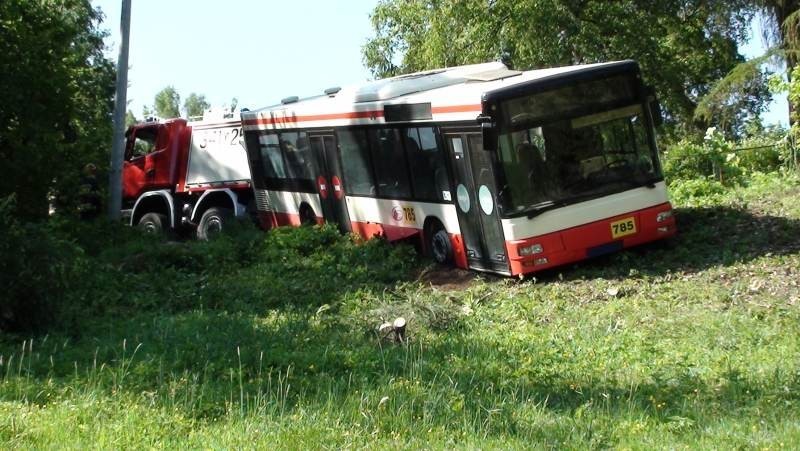 Zachełmie autobus zsunął się ze skarpy