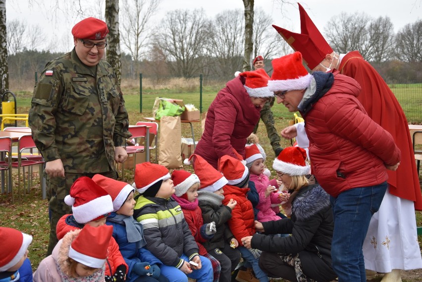 Konopnica: Mikołajki z Żandarmerią Wojskową  i przedstawicielami 32 Bazy Lotnictwa Taktycznego w Łasku[ZDJĘCIA]