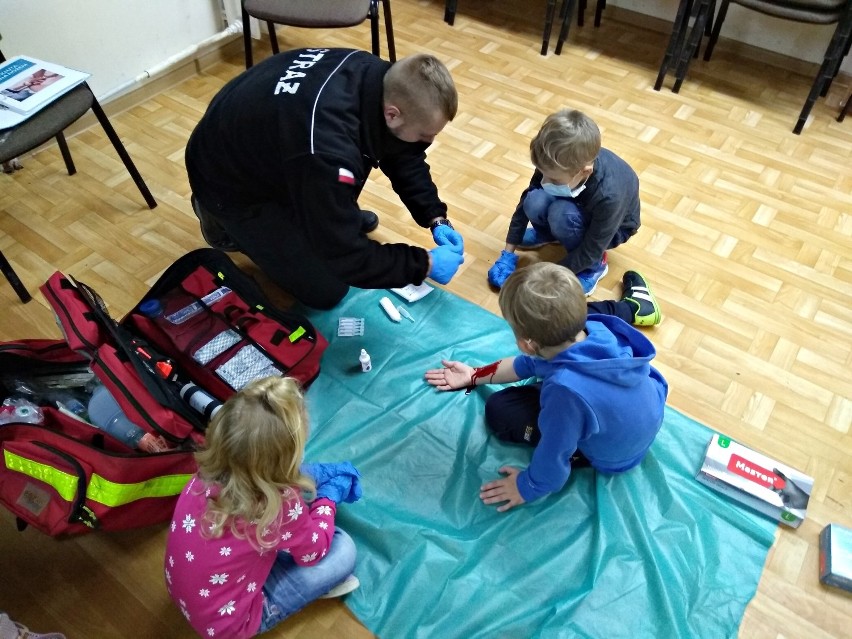 Powiat stargardzki. Grupa ze strażakami z Kunowa i stowarzyszeniem "Uwierzyć w Siebie" z Morzycy uczy, jak ratować ludziom życie!