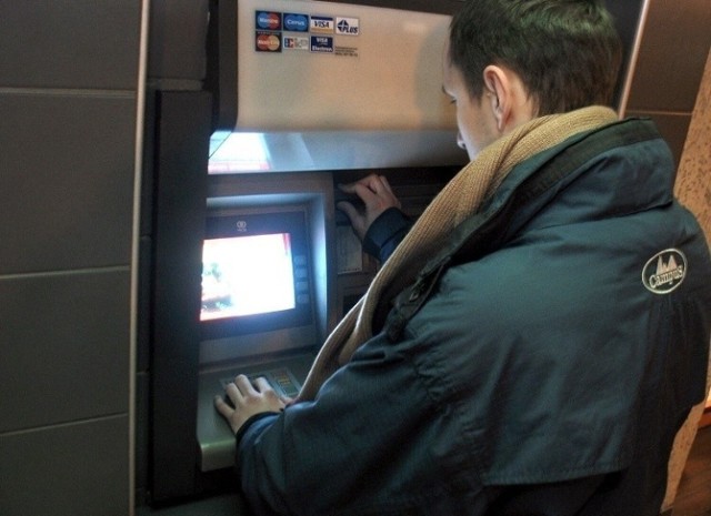 Wyższe opłaty za prowadzenie konta, prowizje za kartę bankomatową czy wypłatę z bankomatu - w 2023 r. to już spotkało klientów niektórych banków i czeka kolejnych.