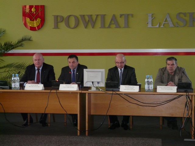 O spłacie zadłużenia dawnego SP ZOZ w Łasku starosta łaski Cezary Gabryjączyk (drugi od lewej) poinformował na specjalnie zwołanej konferencji prasowej