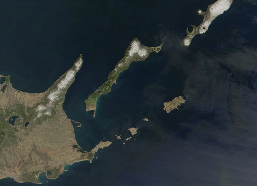 Zdjęcie satelitarne wyspy Kunaszyr, którą w listopadzie 2010...